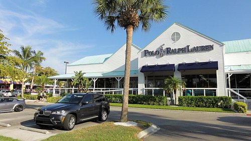 Outlet mall luxusmárkákkal - Európában sohasem látott árakon